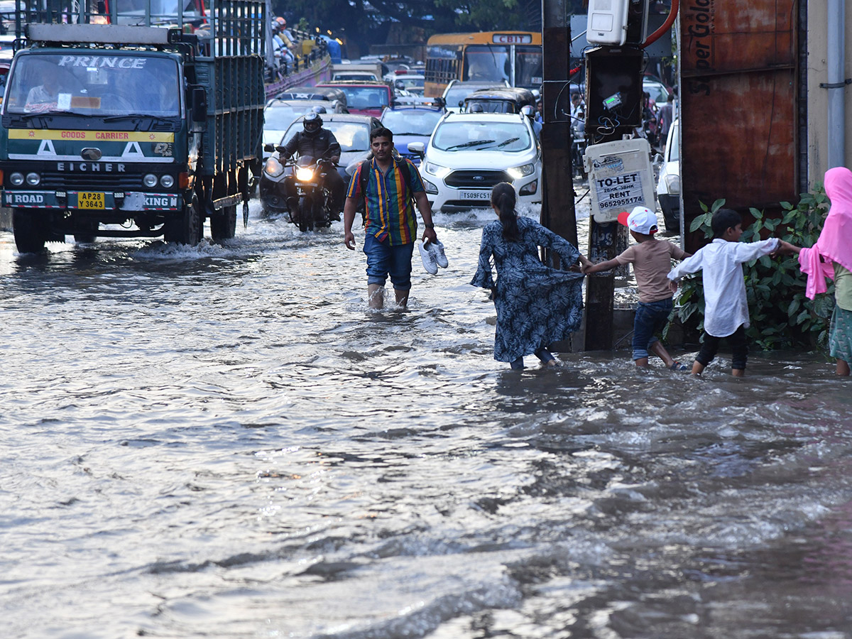Heavy rains in Hyderabad 2025 Photos15