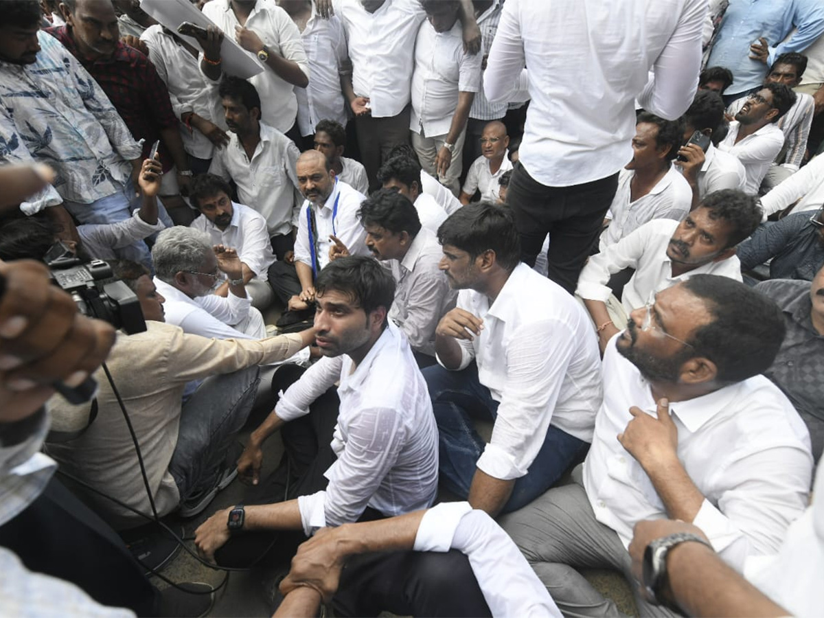YSRCP MLCs Protest against Medical Colleges Privatization4