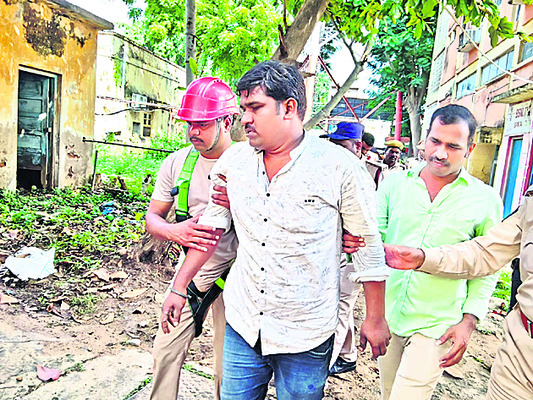 సెల్ఫోన్ టవర్ ఎక్కి ఆత్మహత్యాయత్నం 1