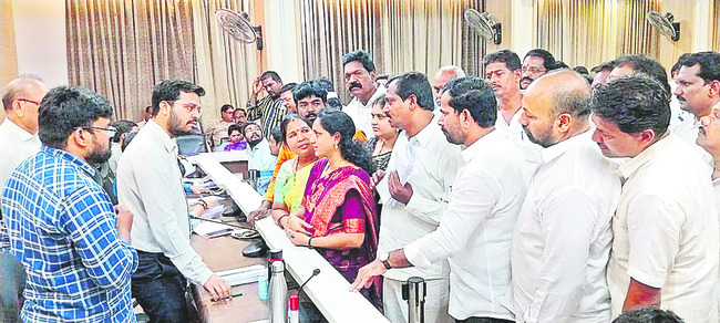 రామచంద్రపురాన్ని కాకినాడ జిల్లాలో కలపాలి 1