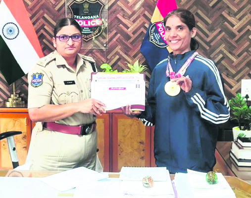 యోగాసనాలలోఏఎస్ఐ వనజ ప్రతిభ
1