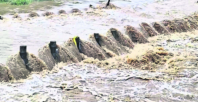 ఉప్పొంగిన వాగులు2