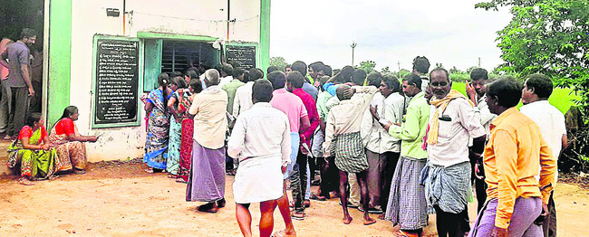 తప్పని యూరియా తిప్పలు 1