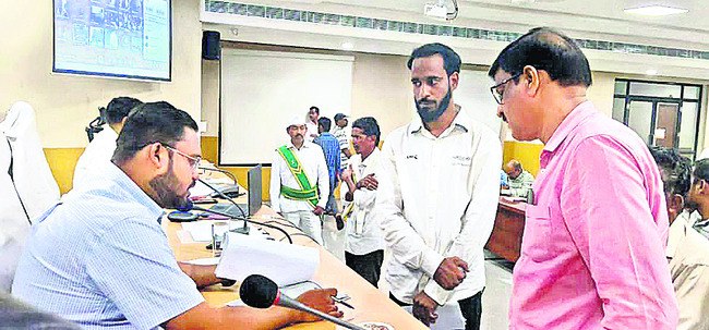 దరఖాస్తులు ఇచ్చి.. పరిష్కారం కోరి..1