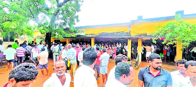 రైతులను ఇబ్బంది పెడితే ఉద్యమిస్తాం..1