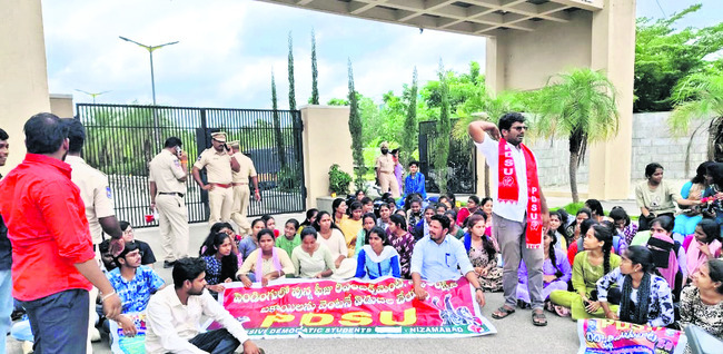 ప్రజావాణి అర్జీలకు ప్రాధాన్యత ఇవ్వాలి 1