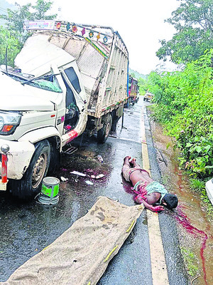 పికప్ వ్యాన్ను ఢీకొన్న ట్యాంకర్ 1