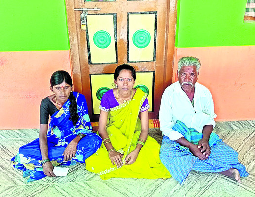 గోడ కూలి విద్యార్థికి తీవ్ర గాయాలు 1