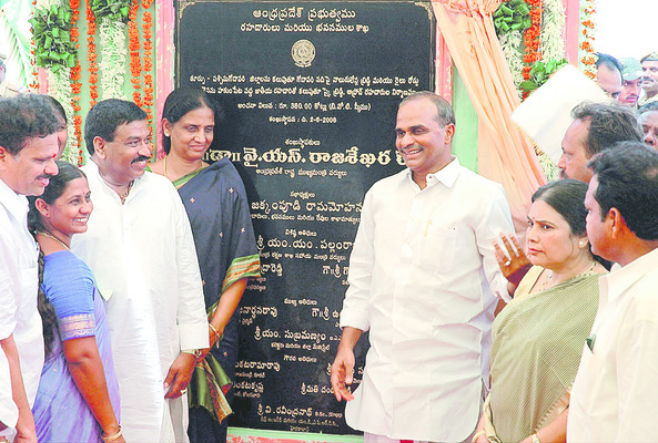 చితికిన బతుకులకు మహానేత చేయూత1