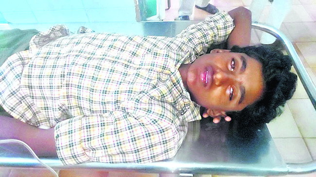 గోడ కూలి విద్యార్థికి తీవ్ర గాయాలు 2