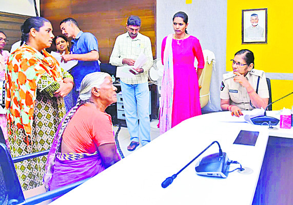 పోలీస్ గ్రీవెన్స్కు 83 ఫిర్యాదులు 1