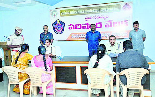 ఫిర్యాదు దారులకు కారణాలు తెలియజేయాలి1