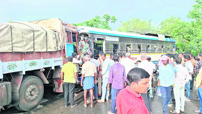 కుప్పకూలిన షాప్ ముందు భాగం1