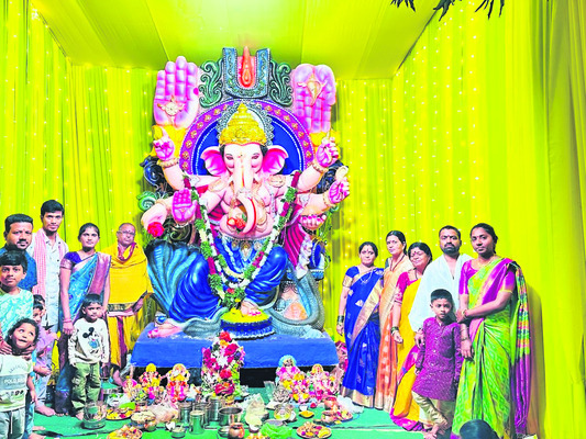 పూజలందుకుంటున్న గణనాథులు 1