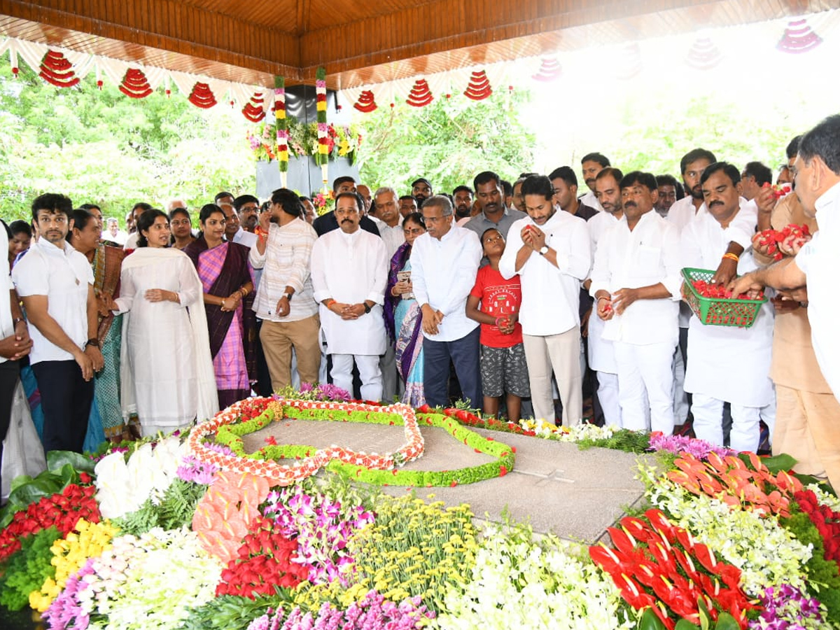 YSRCP Chief YS Jagan Pays Tribute To Dr YS Rajasekhara Reddy At YSR Ghat Photos7
