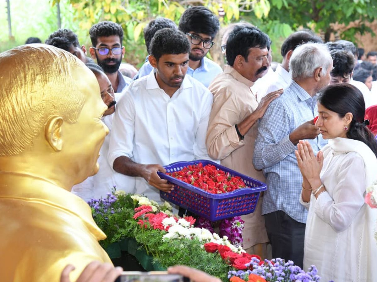 YSRCP Chief YS Jagan Pays Tribute To Dr YS Rajasekhara Reddy At YSR Ghat Photos11