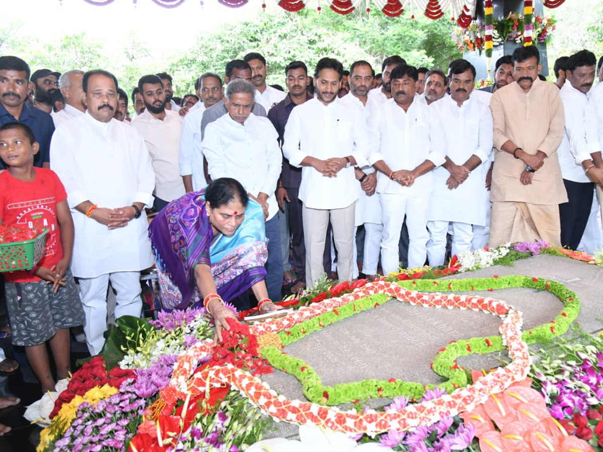 YSRCP Chief YS Jagan Pays Tribute To Dr YS Rajasekhara Reddy At YSR Ghat Photos16