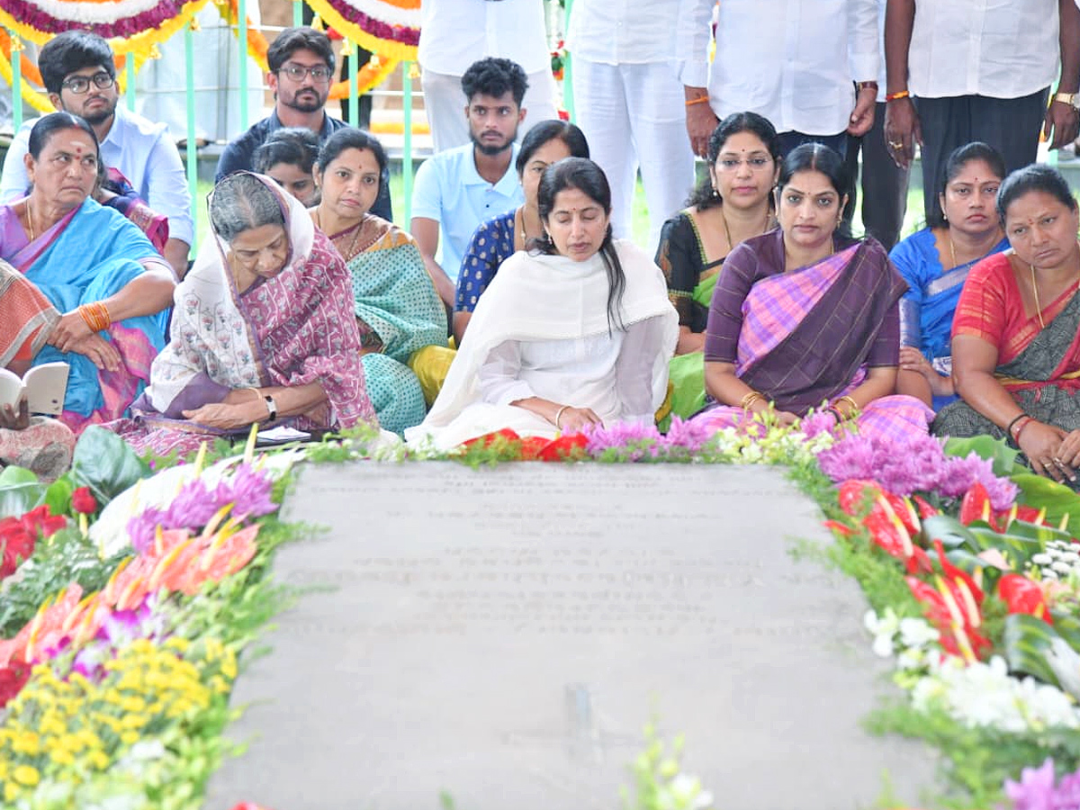 YSRCP Chief YS Jagan Pays Tribute To Dr YS Rajasekhara Reddy At YSR Ghat Photos18
