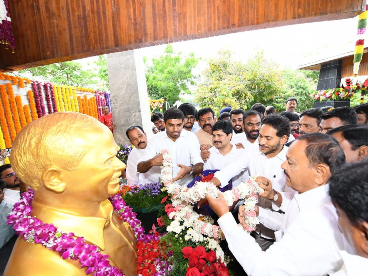YSRCP Chief YS Jagan Pays Tribute To Dr YS Rajasekhara Reddy At YSR Ghat Photos3