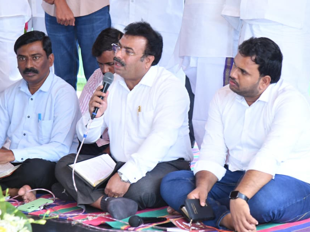 YSRCP Chief YS Jagan Pays Tribute To Dr YS Rajasekhara Reddy At YSR Ghat Photos17
