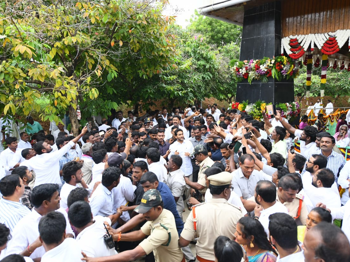 YSRCP Chief YS Jagan Pays Tribute To Dr YS Rajasekhara Reddy At YSR Ghat Photos8