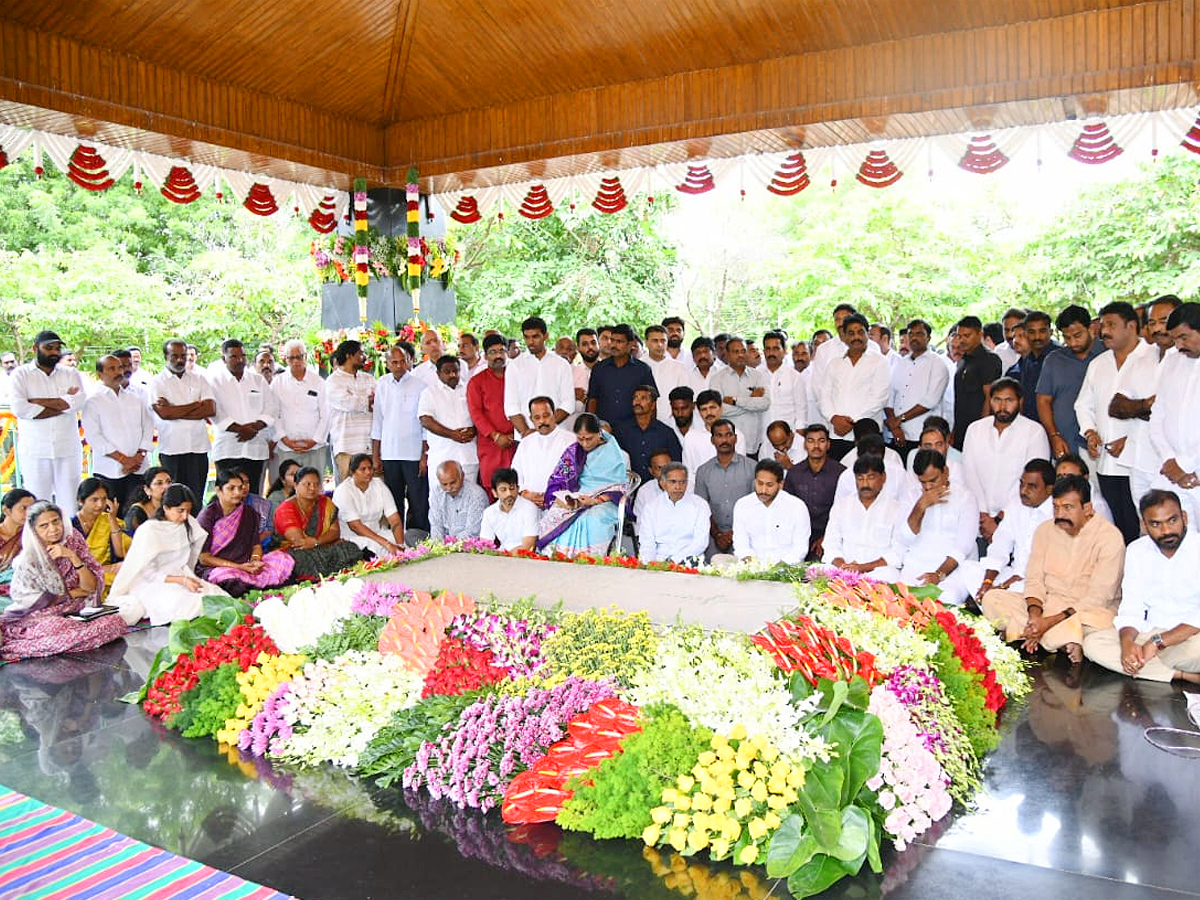 YSRCP Chief YS Jagan Pays Tribute To Dr YS Rajasekhara Reddy At YSR Ghat Photos1