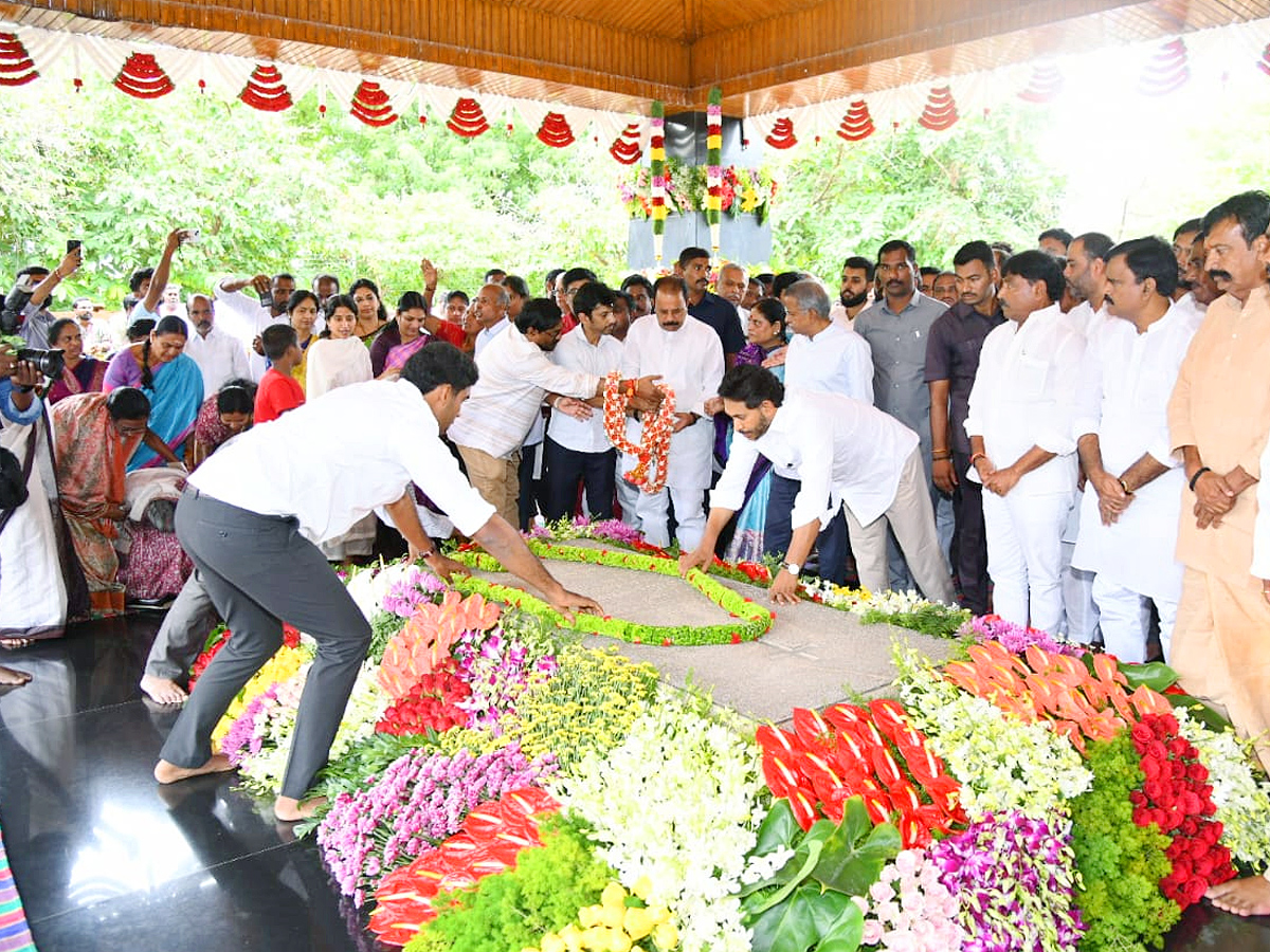 YSRCP Chief YS Jagan Pays Tribute To Dr YS Rajasekhara Reddy At YSR Ghat Photos4