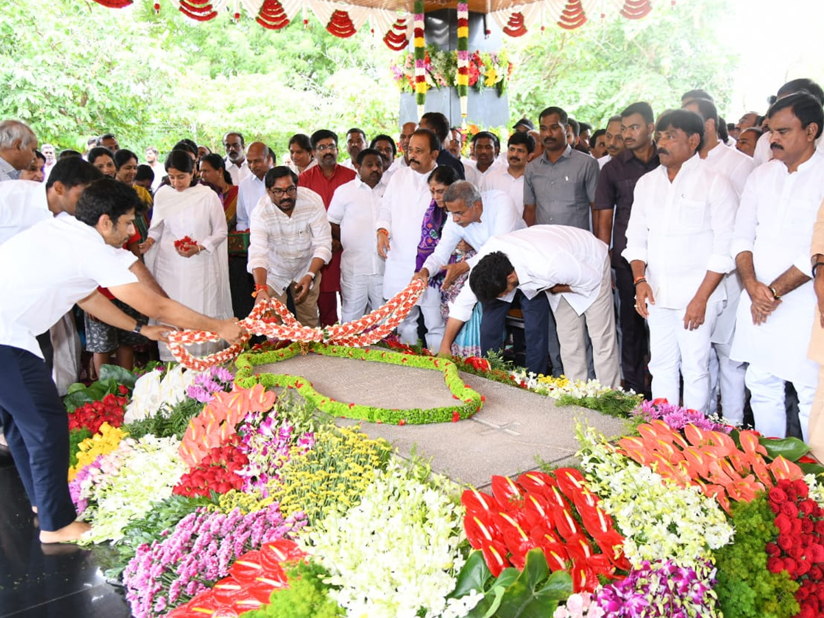 YSRCP Chief YS Jagan Pays Tribute To Dr YS Rajasekhara Reddy At YSR Ghat Photos5