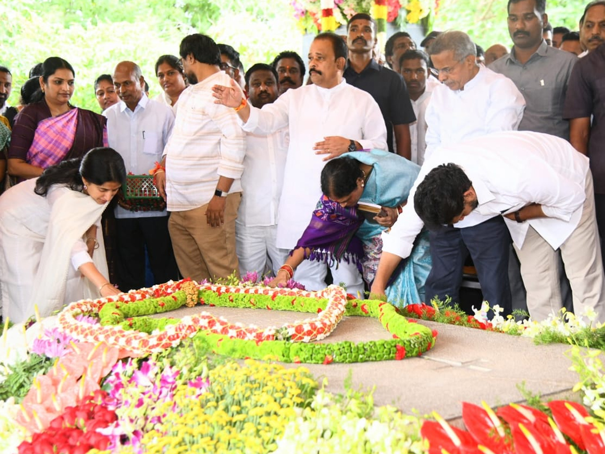 YSRCP Chief YS Jagan Pays Tribute To Dr YS Rajasekhara Reddy At YSR Ghat Photos6