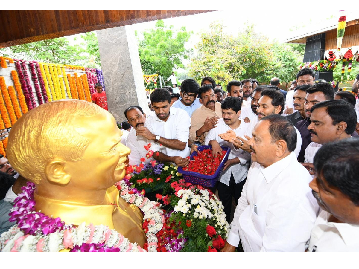 ఇడుపులపాయ వైఎస్సార్ ఘాట్ వద్ద వైఎస్‌ జగన్‌ నివాళులు (ఫోటోలు) | YSRCP ...