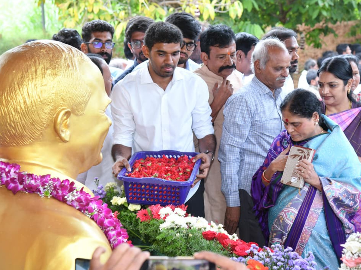 ఇడుపులపాయ వైఎస్సార్ ఘాట్ వద్ద వైఎస్‌ జగన్‌ నివాళులు (ఫోటోలు) | YSRCP ...