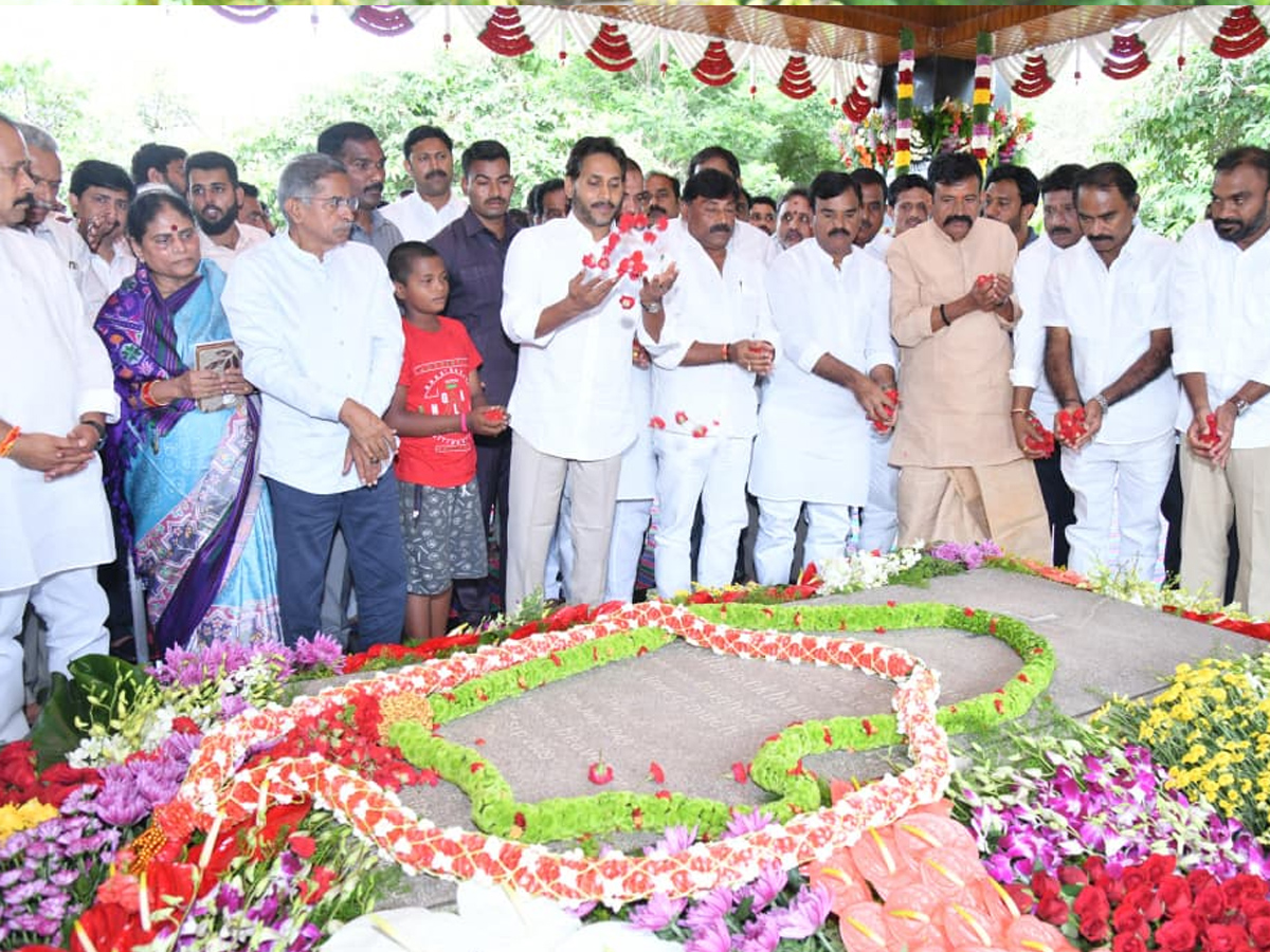 ఇడుపులపాయ వైఎస్సార్ ఘాట్ వద్ద వైఎస్‌ జగన్‌ నివాళులు (ఫోటోలు) | YSRCP ...