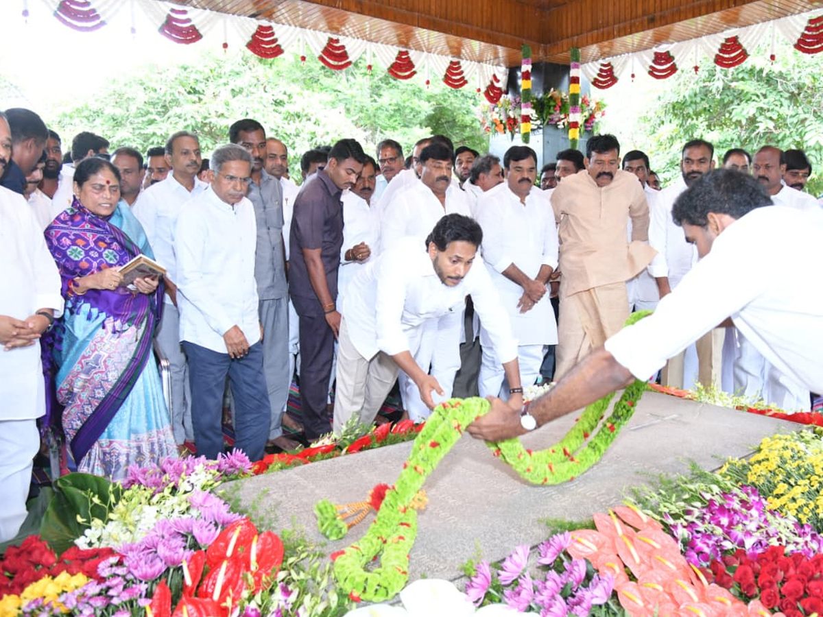 ఇడుపులపాయ వైఎస్సార్ ఘాట్ వద్ద వైఎస్‌ జగన్‌ నివాళులు (ఫోటోలు) | YSRCP ...