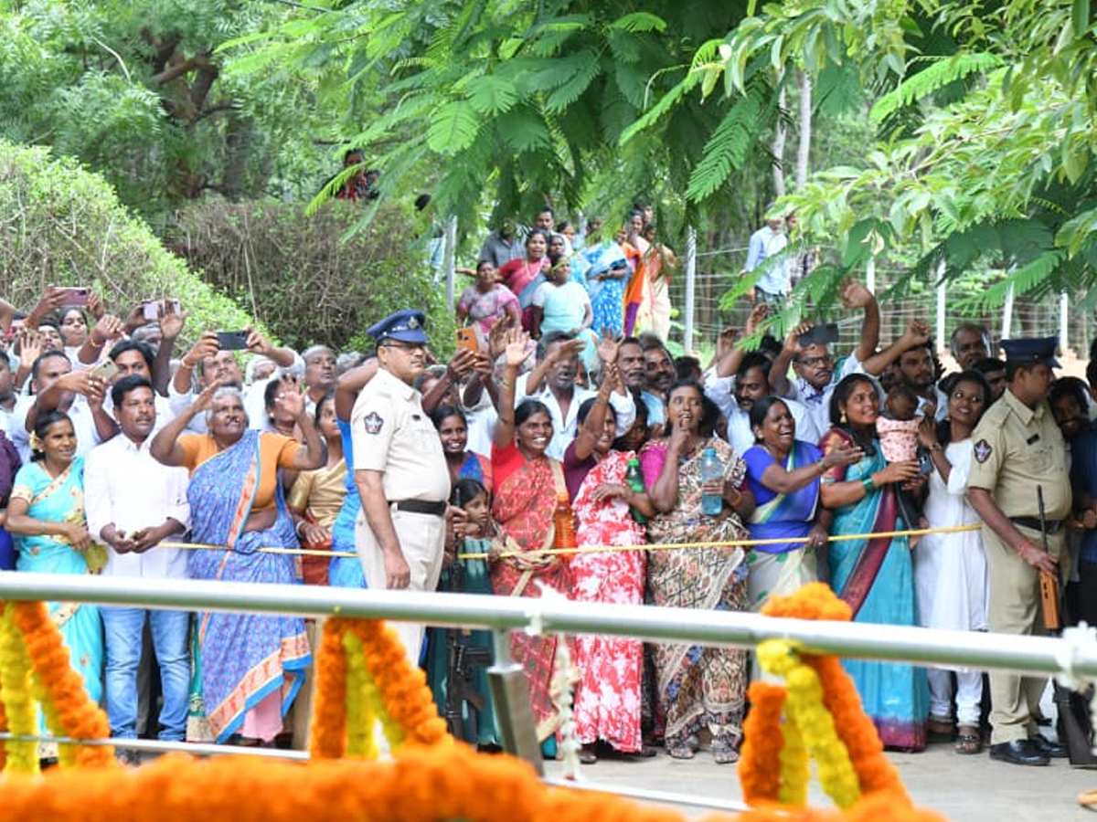 ఇడుపులపాయ వైఎస్సార్ ఘాట్ వద్ద వైఎస్‌ జగన్‌ నివాళులు (ఫోటోలు) | YSRCP ...
