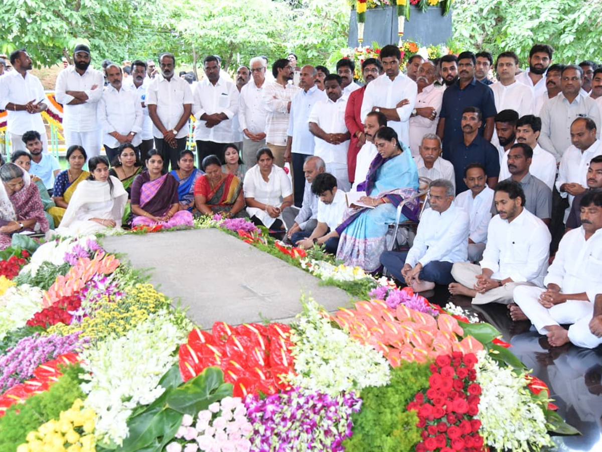 ఇడుపులపాయ వైఎస్సార్ ఘాట్ వద్ద వైఎస్‌ జగన్‌ నివాళులు (ఫోటోలు) | YSRCP ...
