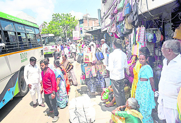 సిరిసిల్లలో ఫుట్‌పాత్‌ ఆక్రమణ2