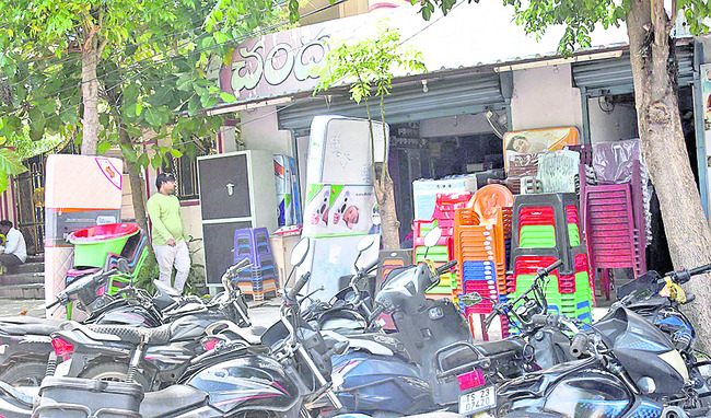 సిరిసిల్లలో ఫుట్‌పాత్‌ ఆక్రమణ3