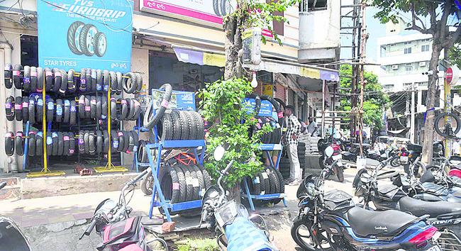 సిరిసిల్లలో ఫుట్‌పాత్‌ ఆక్రమణ1