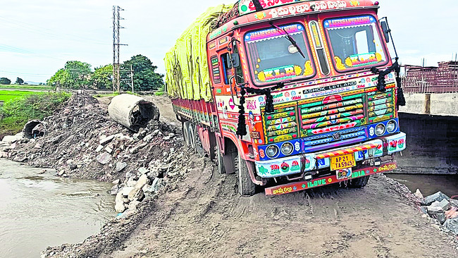 విద్యుత్‌ ఉద్యోగుల సమస్యలను తక్షణం పరిష్కరించాలి 
1