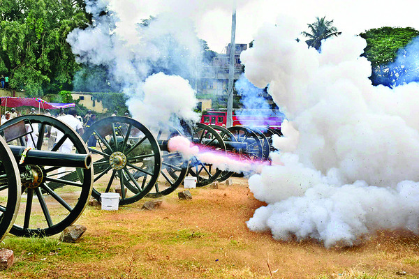 ఫిరంగులకు బెదరని గజరాజులు 1