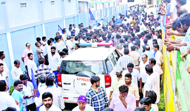 అడుగడుగునా పోలీసు ఆంక్షలు
1