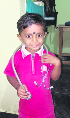 స్కూల్‌ బస్సు ఢీకొని బాలుడి మృతి1
