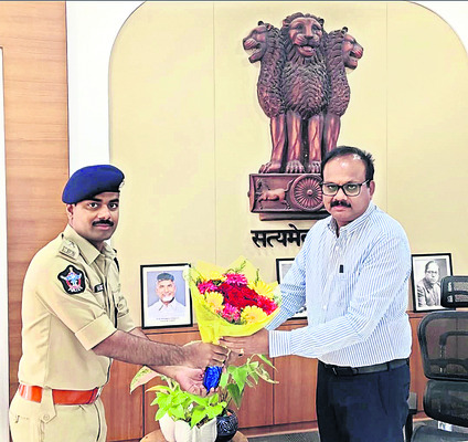కలెక్టర్‌ను కలిసిన ఎస్పీ  2