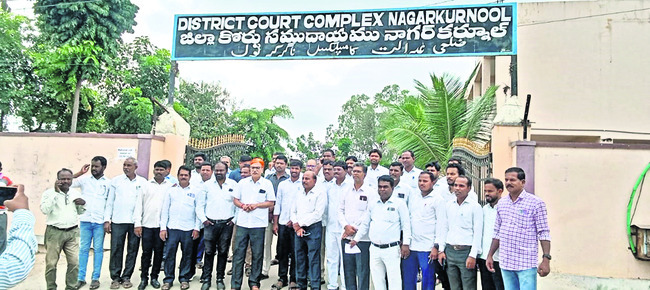 న్యాయవాదులకు రక్షణ కల్పించాలి 
1