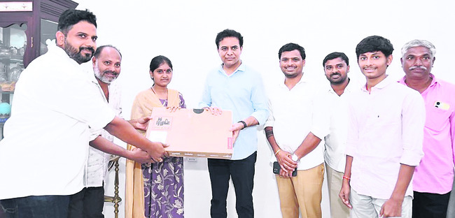 విద్యార్థినికి ల్యాప్‌టాప్‌ అందజేసిన కేటీఆర్‌1
