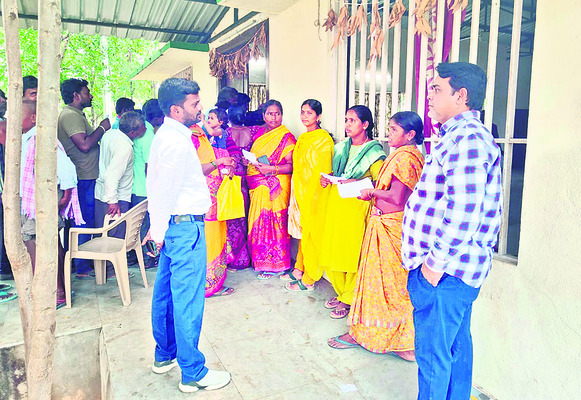 విద్యార్థినికి ల్యాప్‌టాప్‌ అందజేసిన కేటీఆర్‌2
