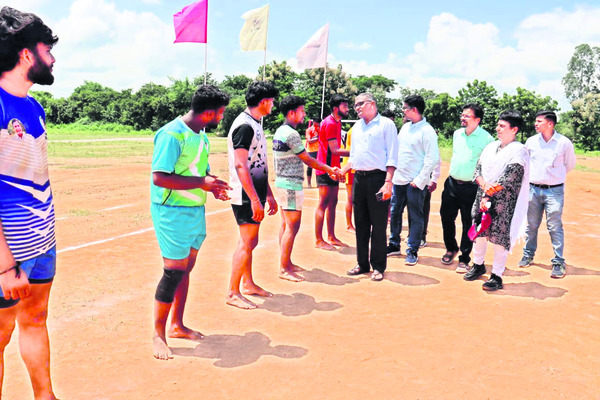 క్రీడాకారులు యూనివర్సిటీకి గుర్తింపు తేవాలి 1