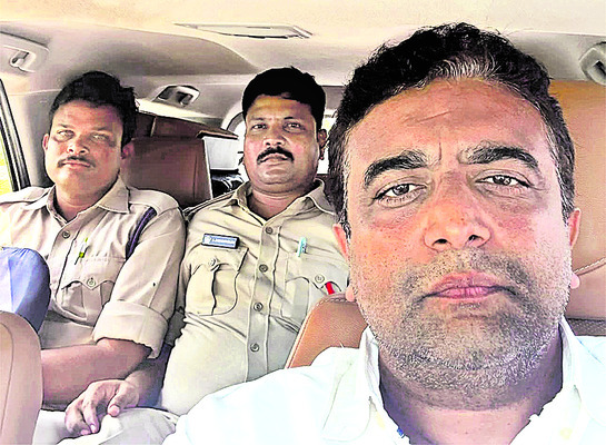 మాజీ ఎమ్మెల్యే కాసును అడ్డుకున్న పోలీసులు 1