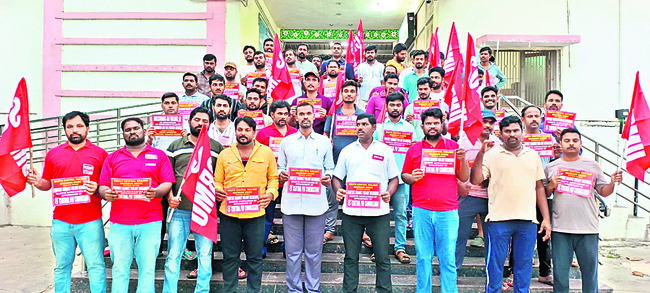 కుక్కల దాడిలో బాలుడికి గాయాలు 2