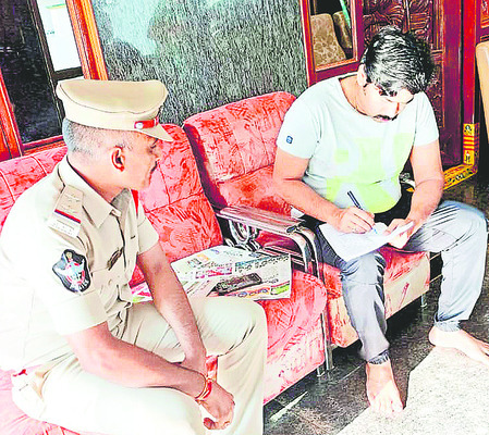 ఖాకీ చెలరేగుతూ!1